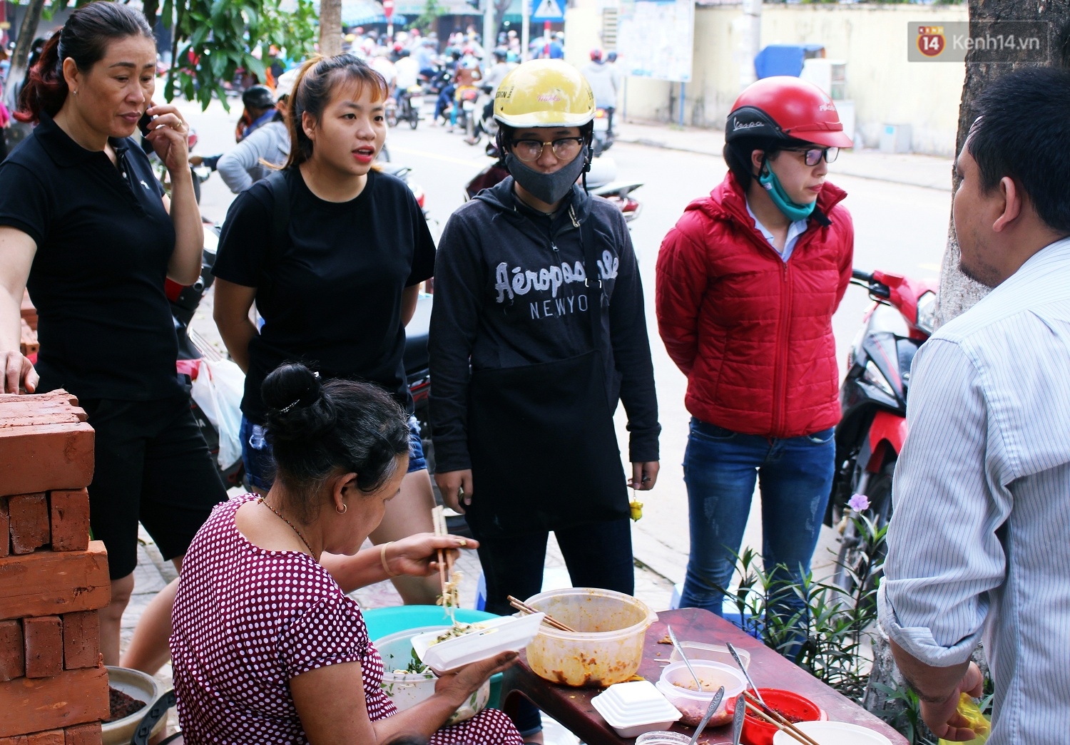 Gánh xôi huyền thoại của đôi vợ chồng già hơn 12 năm gắn bó với SV Sư phạm Đà Nẵng - Ảnh 1.