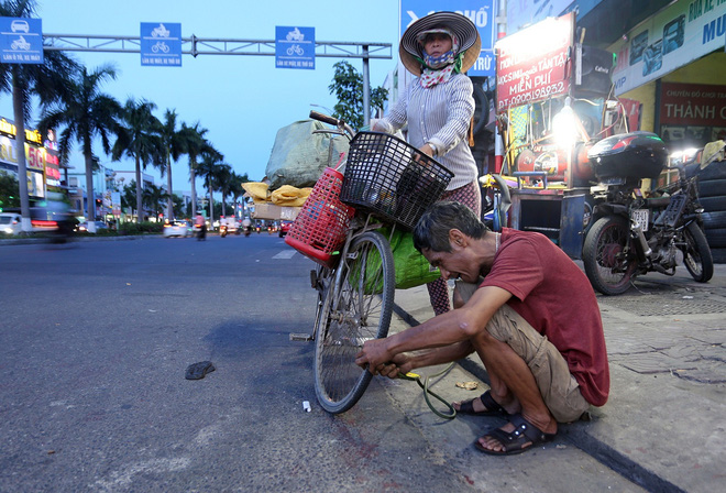 Chuyện ông chú Đà Nẵng gần 13 năm vá xe miễn phí cho học sinh và người khuyết tật - Ảnh 4.