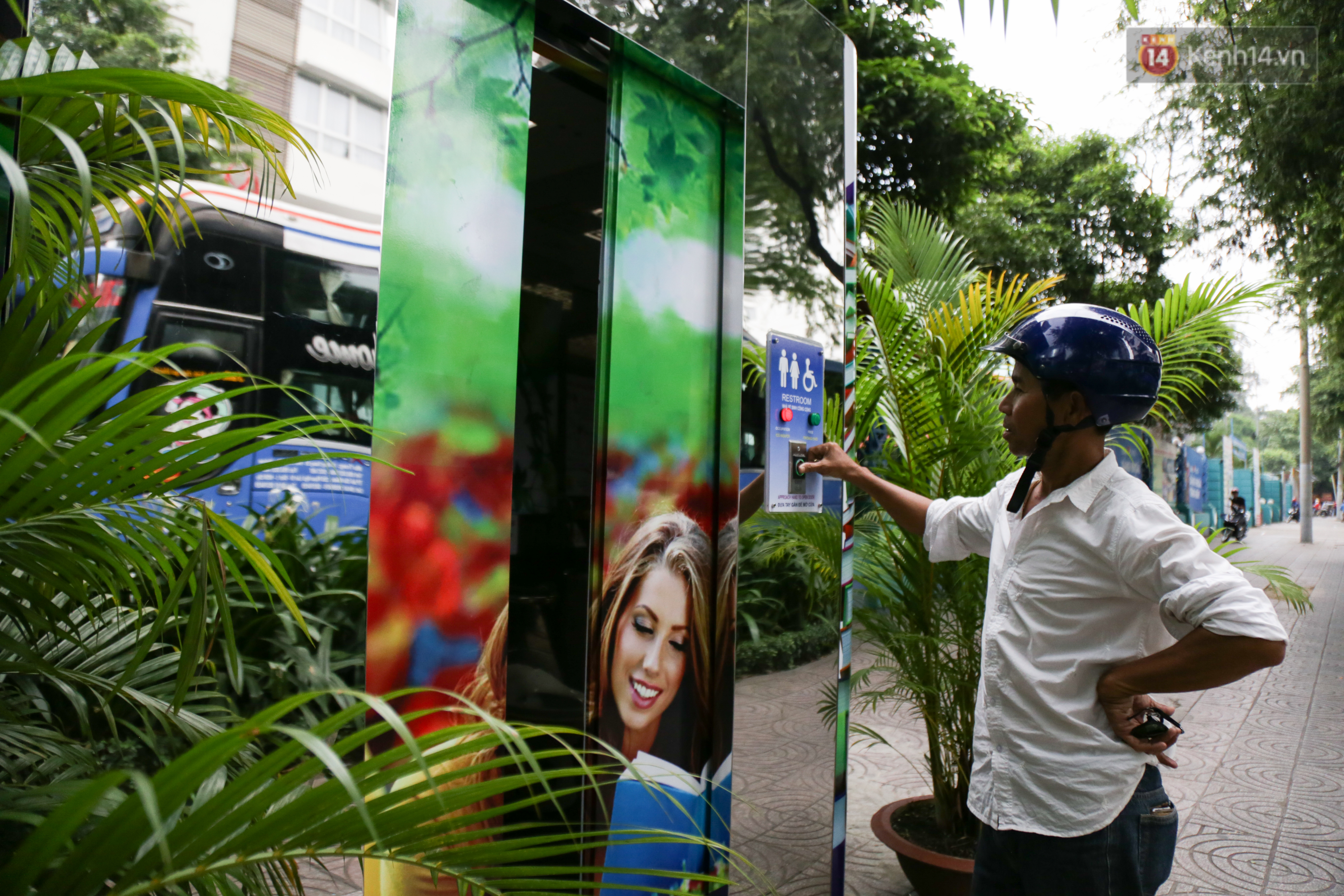 Cận cảnh nhà vệ sinh miễn phí vận hành bằng năng lượng mặt trời đầu tiên ở Sài Gòn - Ảnh 7. Cận cảnh nhà vệ sinh miễn phí vận hành bằng năng lượng mặt trời đầu tiên ở Sài Gòn - Ảnh 7.
