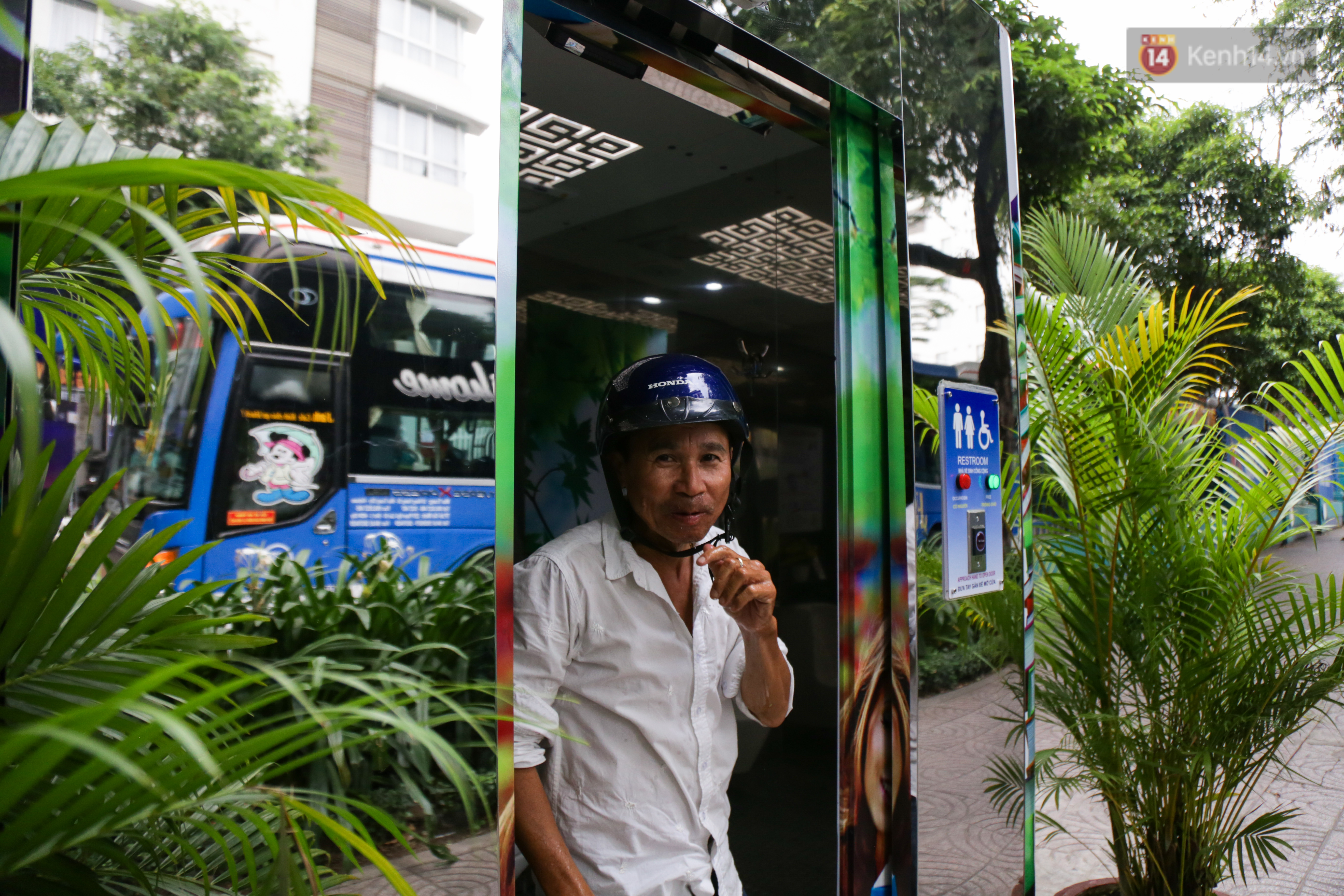 Cận cảnh nhà vệ sinh miễn phí vận hành bằng năng lượng mặt trời đầu tiên ở Sài Gòn - Ảnh 10. Cận cảnh nhà vệ sinh miễn phí vận hành bằng năng lượng mặt trời đầu tiên ở Sài Gòn - Ảnh 10.