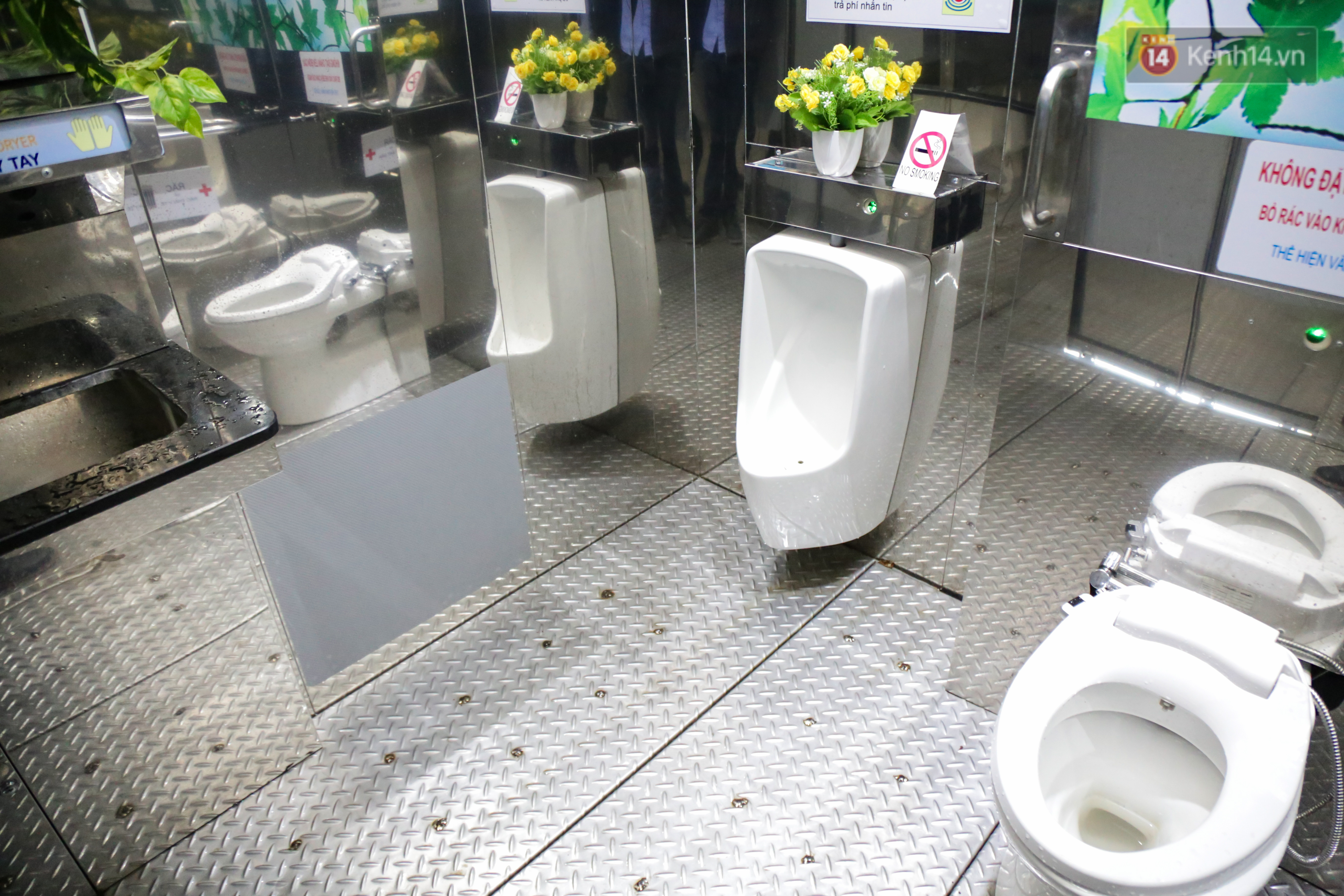 Cận cảnh nhà vệ sinh miễn phí vận hành bằng năng lượng mặt trời đầu tiên ở Sài Gòn - Ảnh 11. Cận cảnh nhà vệ sinh miễn phí vận hành bằng năng lượng mặt trời đầu tiên ở Sài Gòn - Ảnh 11.