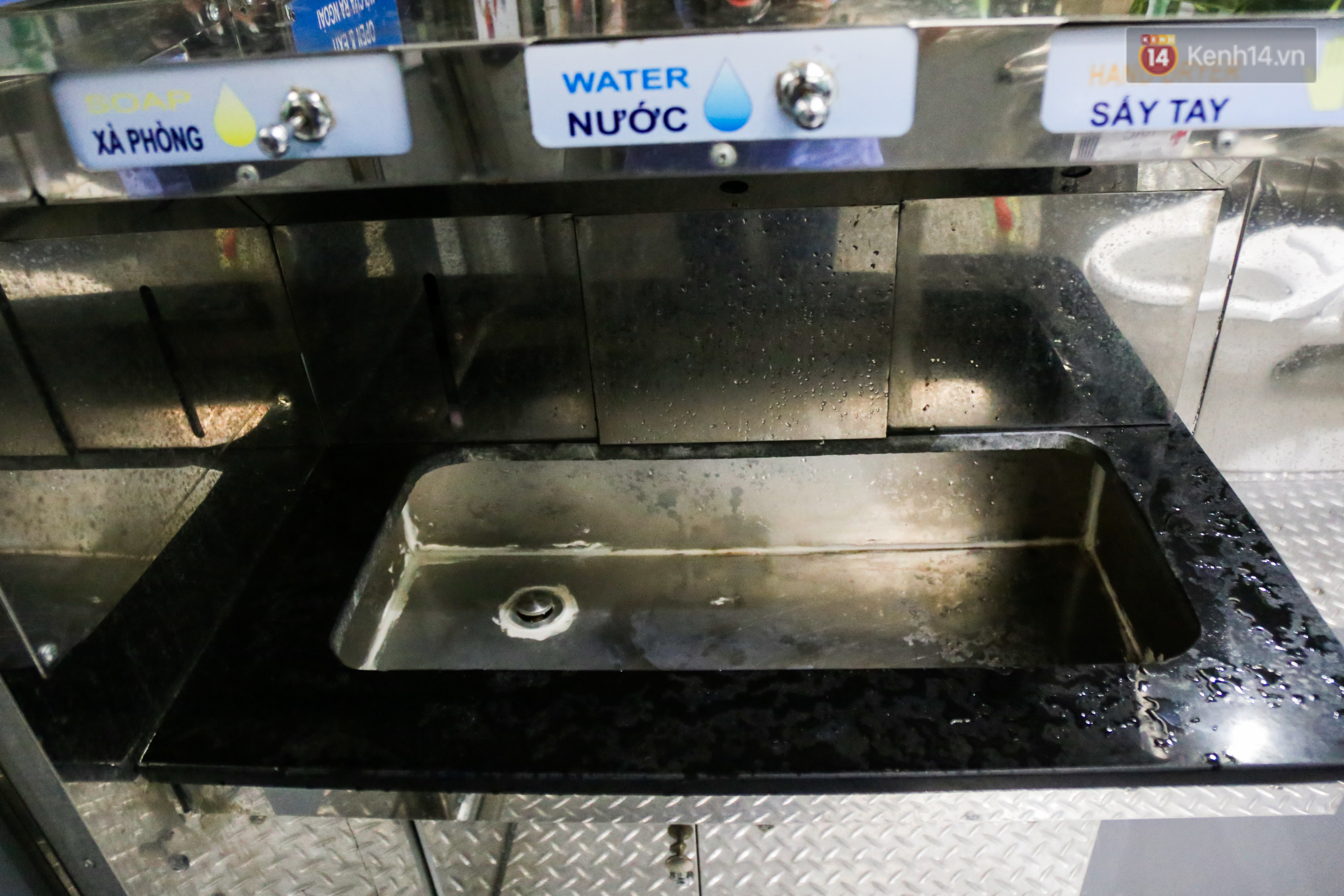 Cận cảnh nhà vệ sinh miễn phí vận hành bằng năng lượng mặt trời đầu tiên ở Sài Gòn - Ảnh 17. Cận cảnh nhà vệ sinh miễn phí vận hành bằng năng lượng mặt trời đầu tiên ở Sài Gòn - Ảnh 17.