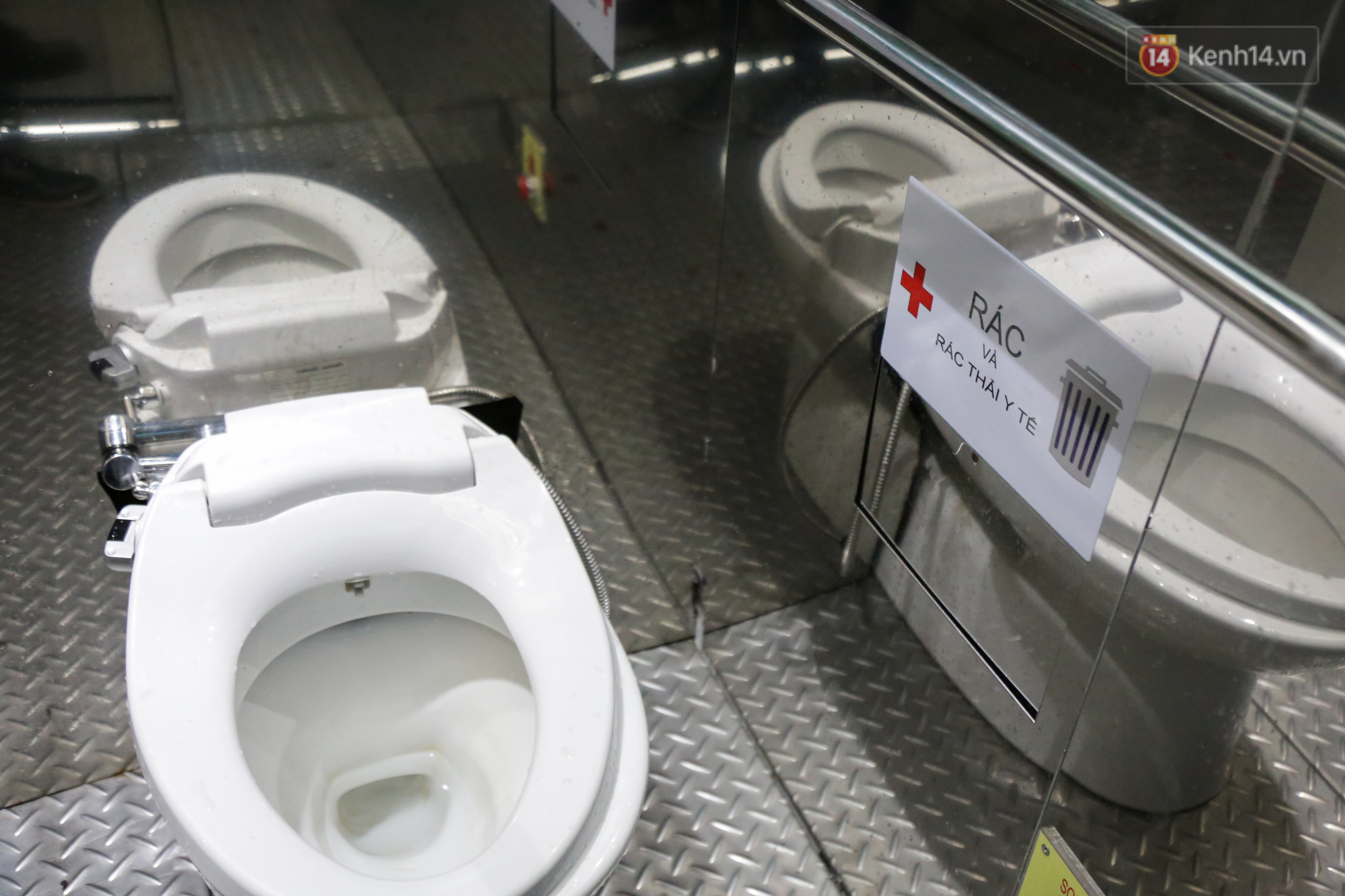 Cận cảnh nhà vệ sinh miễn phí vận hành bằng năng lượng mặt trời đầu tiên ở Sài Gòn - Ảnh 13. Cận cảnh nhà vệ sinh miễn phí vận hành bằng năng lượng mặt trời đầu tiên ở Sài Gòn - Ảnh 13.