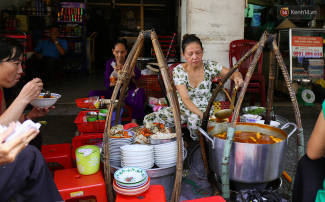 Có gì bên trong bát bánh canh ở vỉa hè Sài Gòn nhưng có giá tận... 240.000 đồng? - Ảnh 3.