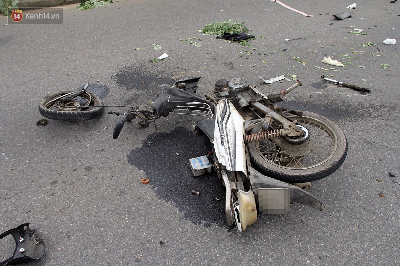 Đà Nẵng: Ô tô lật ngửa, xe máy nát bét sau cú va chạm kinh hoàng