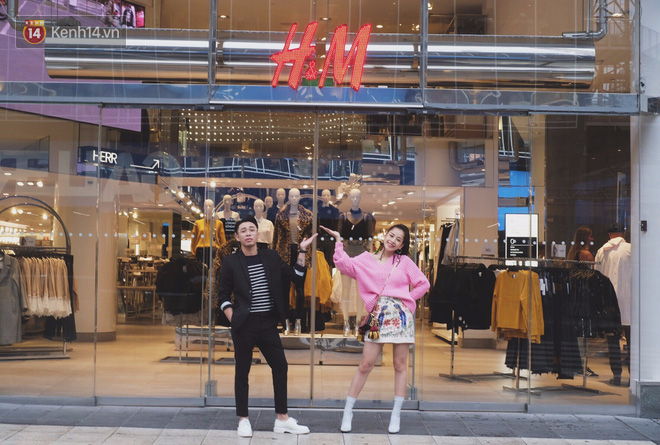 Livestream: Chi Pu và Hoàng Ku tham quan store lớn nhất của H&M tại Thụy Điển - Ảnh 2.