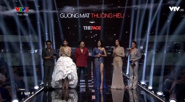 Chung kết The Face: Hoàng Thùy đụng hàng chiếc váy ấn tượng nhất trong liveshow mới của Hà Hồ - Ảnh 2.