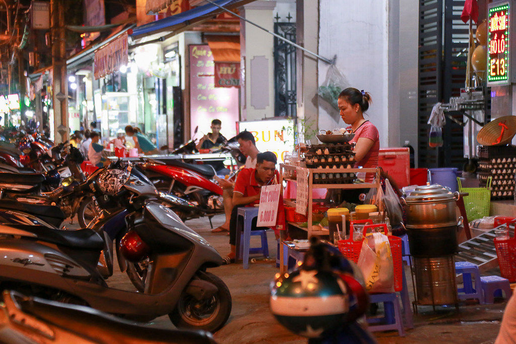 Phố ẩm thực hội tụ các món ăn 3 miền đầu tiên ở Sài Gòn có gì đặc biệt? - Ảnh 7.