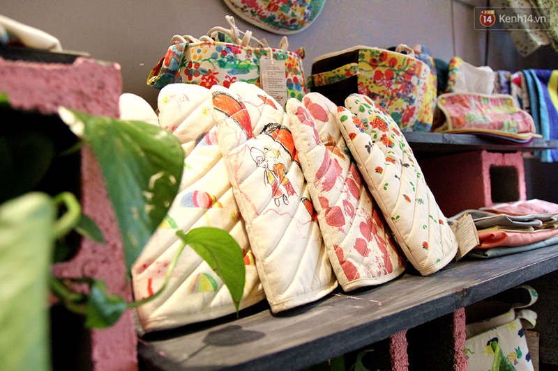 Câu chuyện về Tòhe: Đừng thương hại những họa sĩ nhí mắc bệnh tự kỷ, mà hãy công nhận tài năng của các em - Ảnh 18. Câu chuyện về Tòhe: Đừng thương hại những họa sĩ nhí mắc bệnh tự kỷ, mà hãy công nhận tài năng của các em - Ảnh 18.