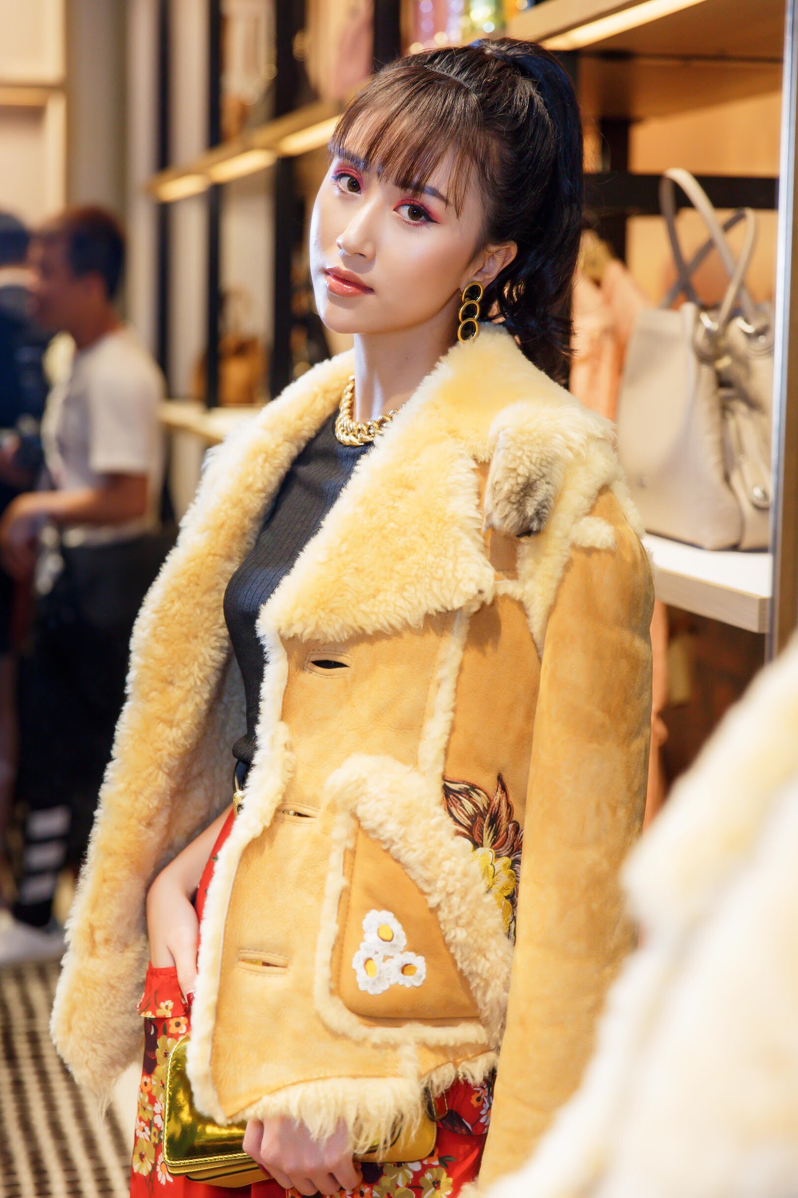 Chi Pu & Quỳnh Anh Shyn cắn răng chịu nóng, mặc lớp trong lớp ngoài đến xông đất cho Coach - Ảnh 7. Chi Pu & Quỳnh Anh Shyn cắn răng chịu nóng, mặc lớp trong lớp ngoài đến xông đất cho Coach - Ảnh 7.
