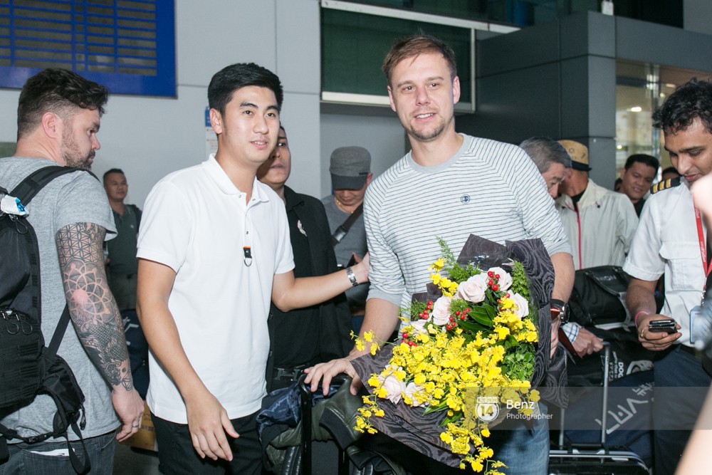 Armin van Buuren - Huyền thoại DJ số một thế giới thích thú đội nón lá, được fan hâm mộ vây kín tại sân bay Tân Sơn Nhất - Ảnh 5.