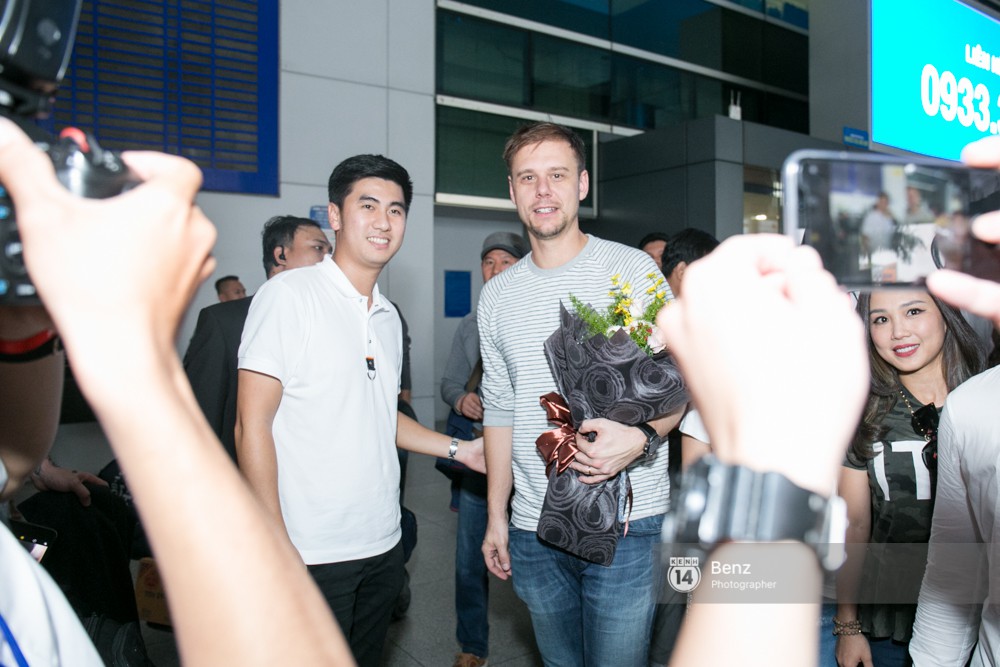 Armin van Buuren - Huyền thoại DJ số một thế giới thích thú đội nón lá, được fan hâm mộ vây kín tại sân bay Tân Sơn Nhất - Ảnh 2.