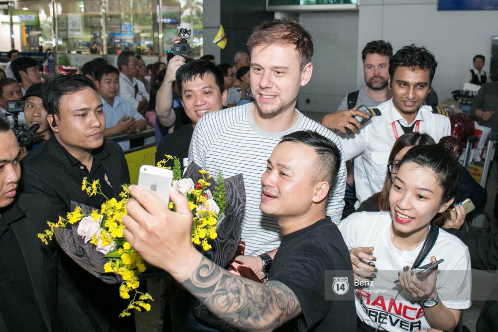 Armin van Buuren - Huyền thoại DJ số một thế giới thích thú đội nón lá, được fan hâm mộ vây kín tại sân bay Tân Sơn Nhất - Ảnh 4.