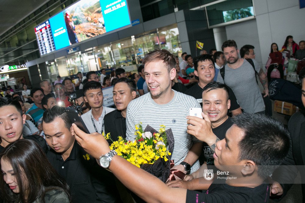 Armin van Buuren - Huyền thoại DJ số một thế giới thích thú đội nón lá, được fan hâm mộ vây kín tại sân bay Tân Sơn Nhất - Ảnh 3.