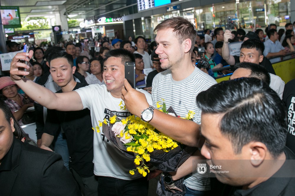 Armin van Buuren - Huyền thoại DJ số một thế giới thích thú đội nón lá, được fan hâm mộ vây kín tại sân bay Tân Sơn Nhất - Ảnh 6.