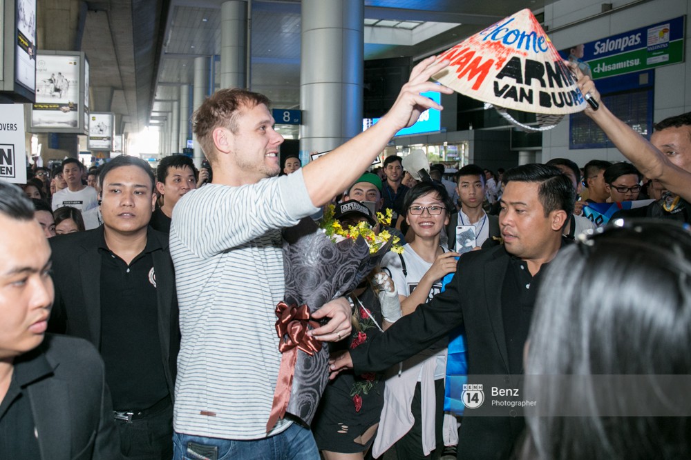 Armin van Buuren - Huyền thoại DJ số một thế giới thích thú đội nón lá, được fan hâm mộ vây kín tại sân bay Tân Sơn Nhất - Ảnh 7.