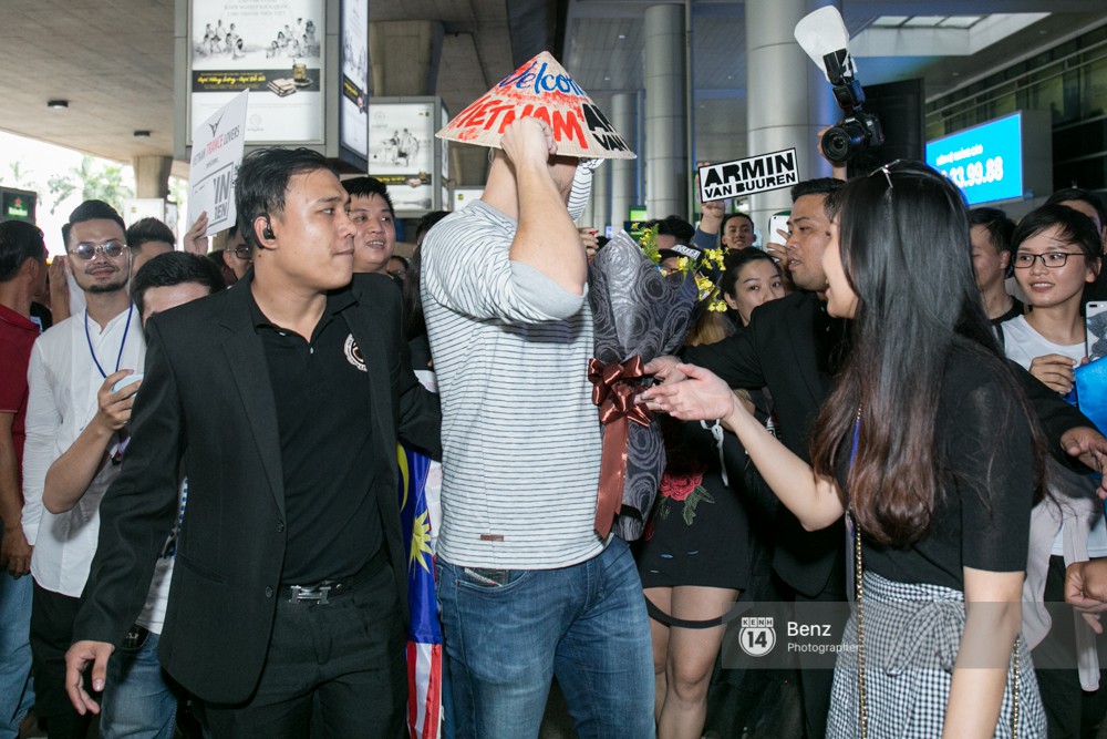 Armin van Buuren - Huyền thoại DJ số một thế giới thích thú đội nón lá, được fan hâm mộ vây kín tại sân bay Tân Sơn Nhất - Ảnh 8.