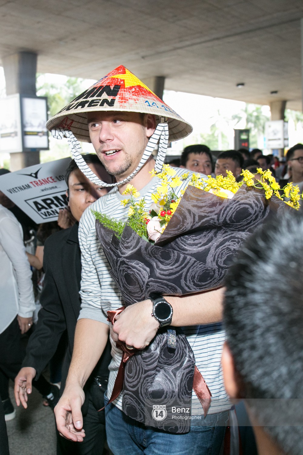 Armin van Buuren - Huyền thoại DJ số một thế giới thích thú đội nón lá, được fan hâm mộ vây kín tại sân bay Tân Sơn Nhất - Ảnh 9.