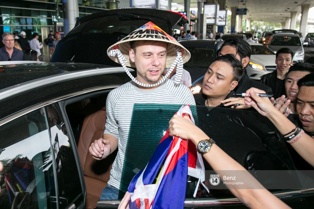 Armin van Buuren - Huyền thoại DJ số một thế giới thích thú đội nón lá, được fan hâm mộ vây kín tại sân bay Tân Sơn Nhất - Ảnh 11. Armin van Buuren - Huyền thoại DJ số một thế giới thích thú đội nón lá, được fan hâm mộ vây kín tại sân bay Tân Sơn Nhất - Ảnh 11.