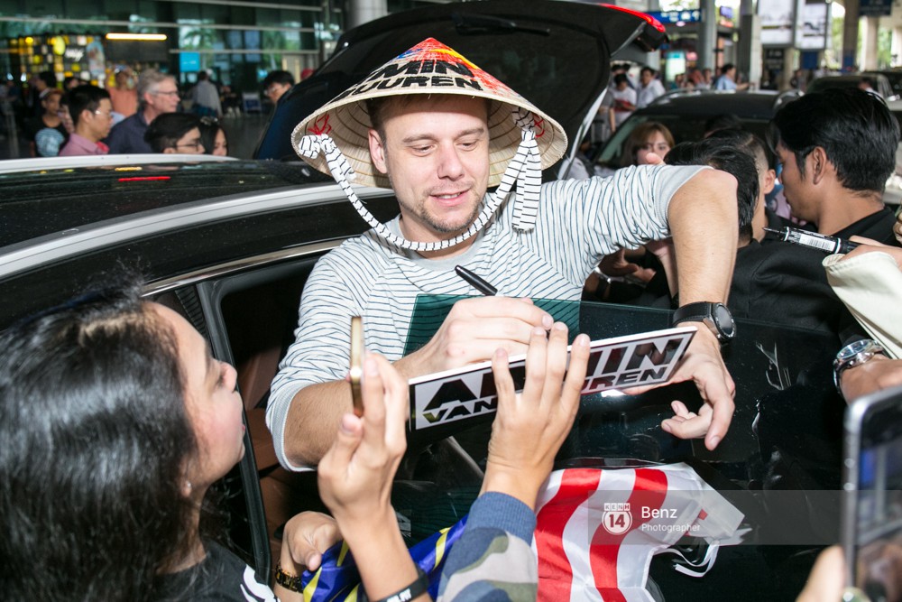 Armin van Buuren - Huyền thoại DJ số một thế giới thích thú đội nón lá, được fan hâm mộ vây kín tại sân bay Tân Sơn Nhất - Ảnh 12. Armin van Buuren - Huyền thoại DJ số một thế giới thích thú đội nón lá, được fan hâm mộ vây kín tại sân bay Tân Sơn Nhất - Ảnh 12.