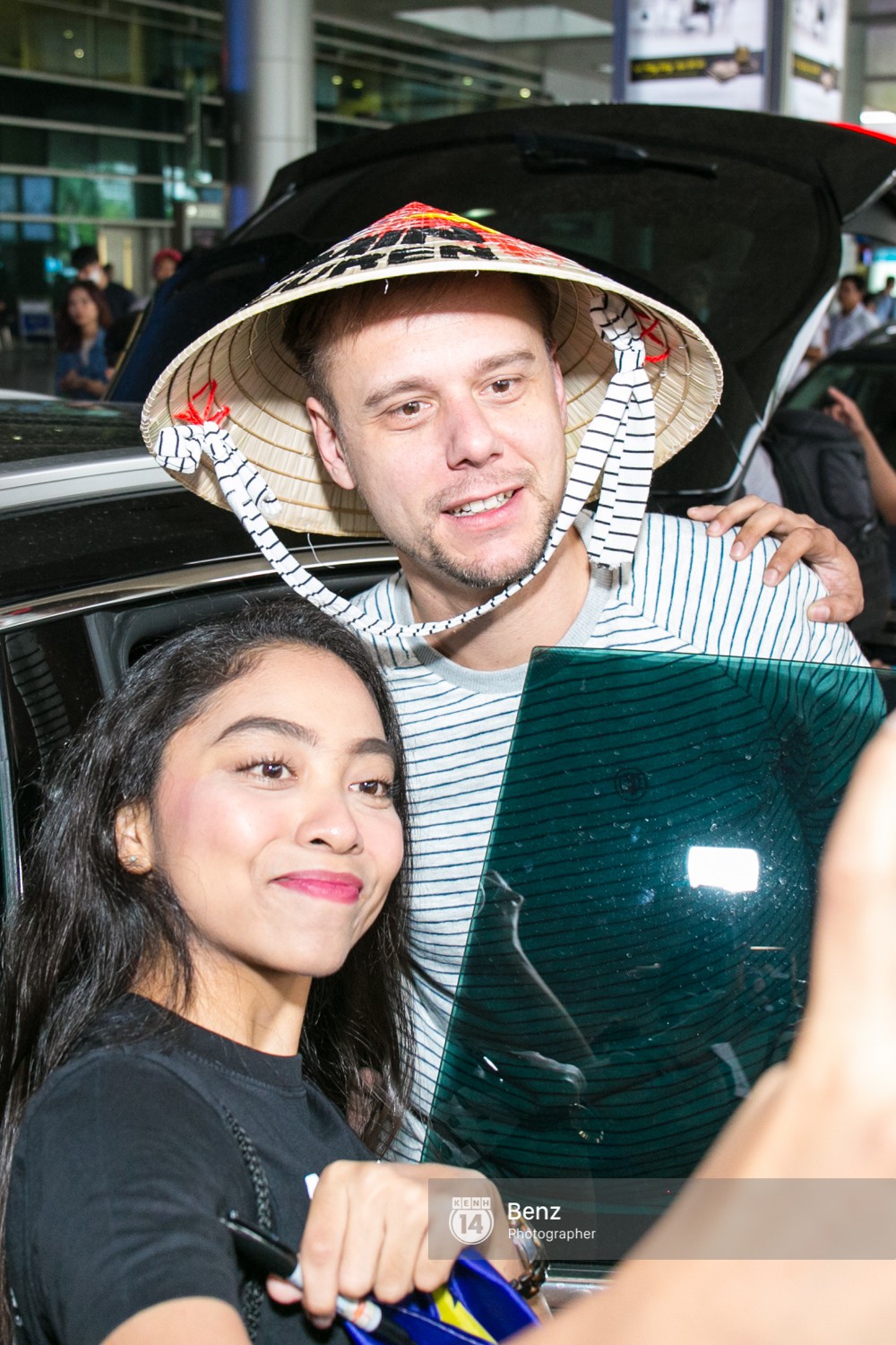 Armin van Buuren - Huyền thoại DJ số một thế giới thích thú đội nón lá, được fan hâm mộ vây kín tại sân bay Tân Sơn Nhất - Ảnh 13. Armin van Buuren - Huyền thoại DJ số một thế giới thích thú đội nón lá, được fan hâm mộ vây kín tại sân bay Tân Sơn Nhất - Ảnh 13.