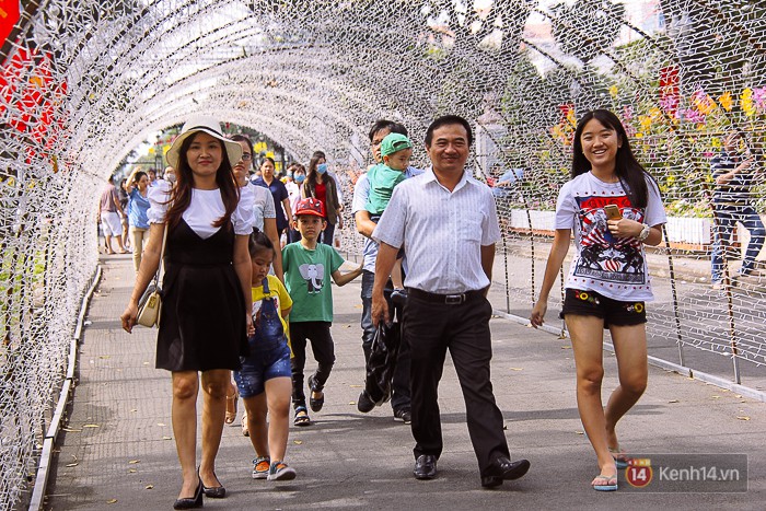 Hàng nghìn người ùn ùn đổ về khu vui chơi trong ngày cuối năm, Thảo Cầm Viên Sài Gòn quá tải - Ảnh 7.