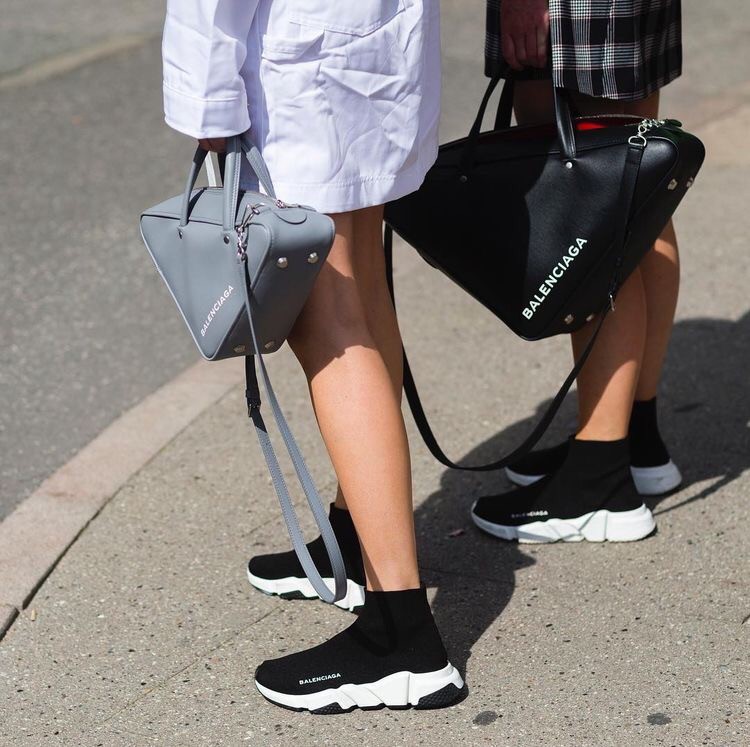 Trong khi giới trẻ phát cuồng với Balenciaga, Vans... thì vị stylist danh tiếng này lại đánh giá cao 3 đôi sneakers ít tiếng hơn hẳn - Ảnh 1. Trong khi giới trẻ phát cuồng với Balenciaga, Vans... thì vị stylist danh tiếng này lại đánh giá cao 3 đôi sneakers ít tiếng hơn hẳn - Ảnh 1.