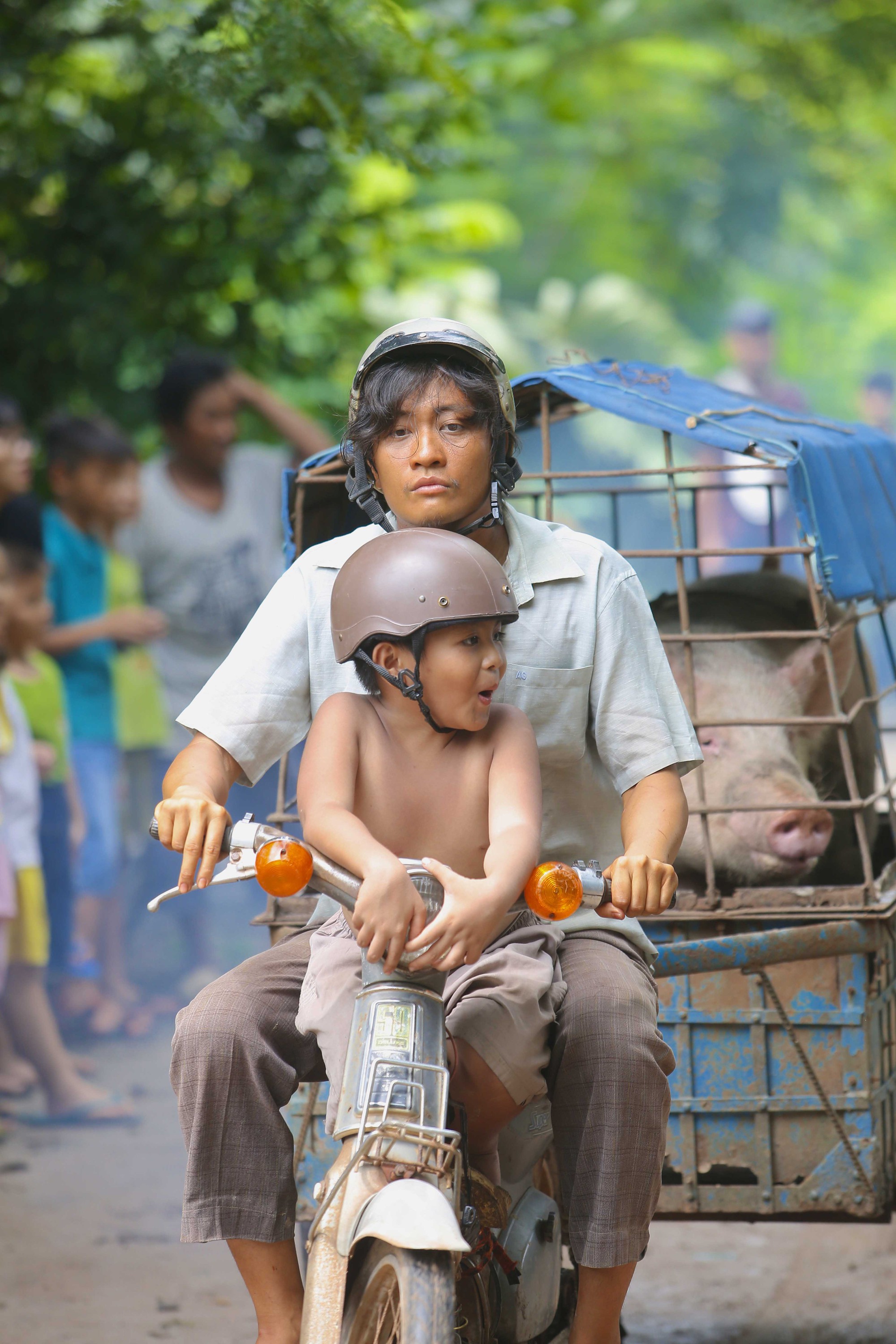 Chán làm trai đứng đường, Lương Mạnh Hải về quê làm ông bố bần hàn đen thui - Ảnh 5.