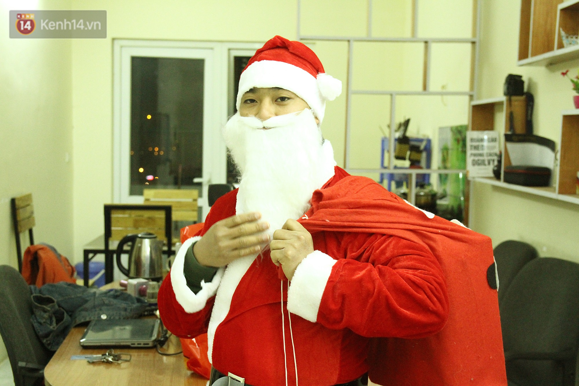 Một đêm tràn ngập hạnh phúc khi ông già Noel gõ cửa tặng quà cho những em bé ở Hà Nội - Ảnh 3.