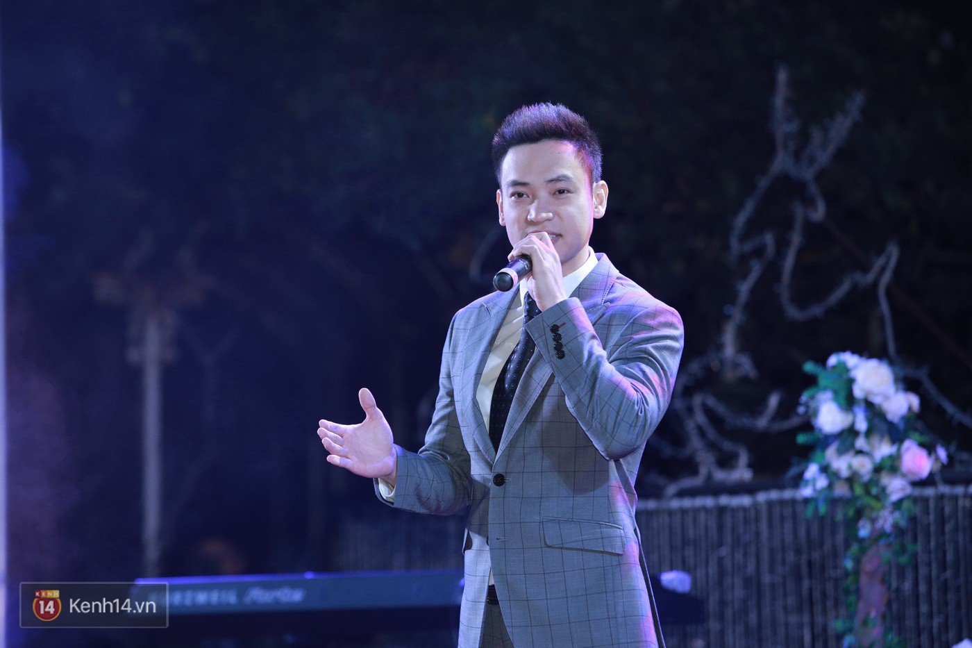 Qu&aacute;n qu&acirc;n Vietnam Idol 2014 Nhật Thủy rạng rỡ trong đ&aacute;m cưới với bạn trai doanh nh&acirc;n - Ảnh 12.