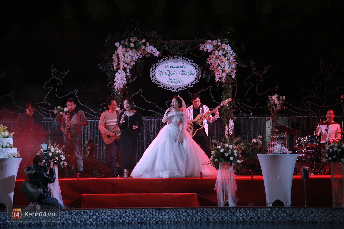 Qu&aacute;n qu&acirc;n Vietnam Idol 2014 Nhật Thủy rạng rỡ trong đ&aacute;m cưới với bạn trai doanh nh&acirc;n - Ảnh 11.