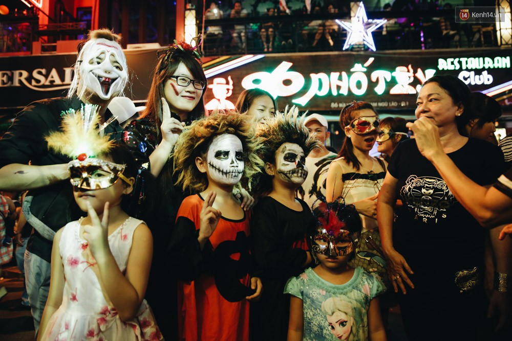 Giới trẻ Sài Gòn hưởng ứng Halloween: Phố đi bộ Bùi Viện là "sàn" hóa thân đặc sắc nhất năm nay!