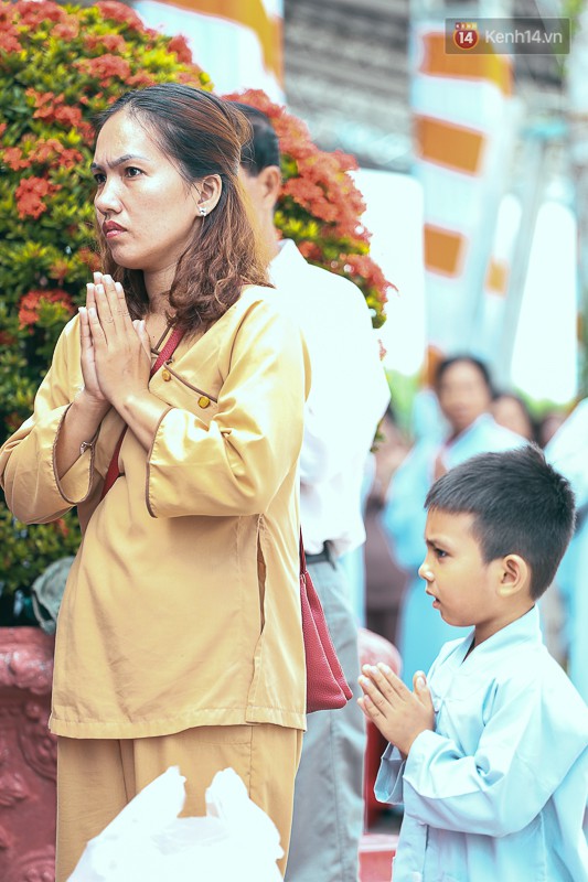 Nghẹn ngào nước mắt trong đại lễ cầu siêu cho các nạn nhân tử vong vì tai nạn giao thông 2017 - Ảnh 11.