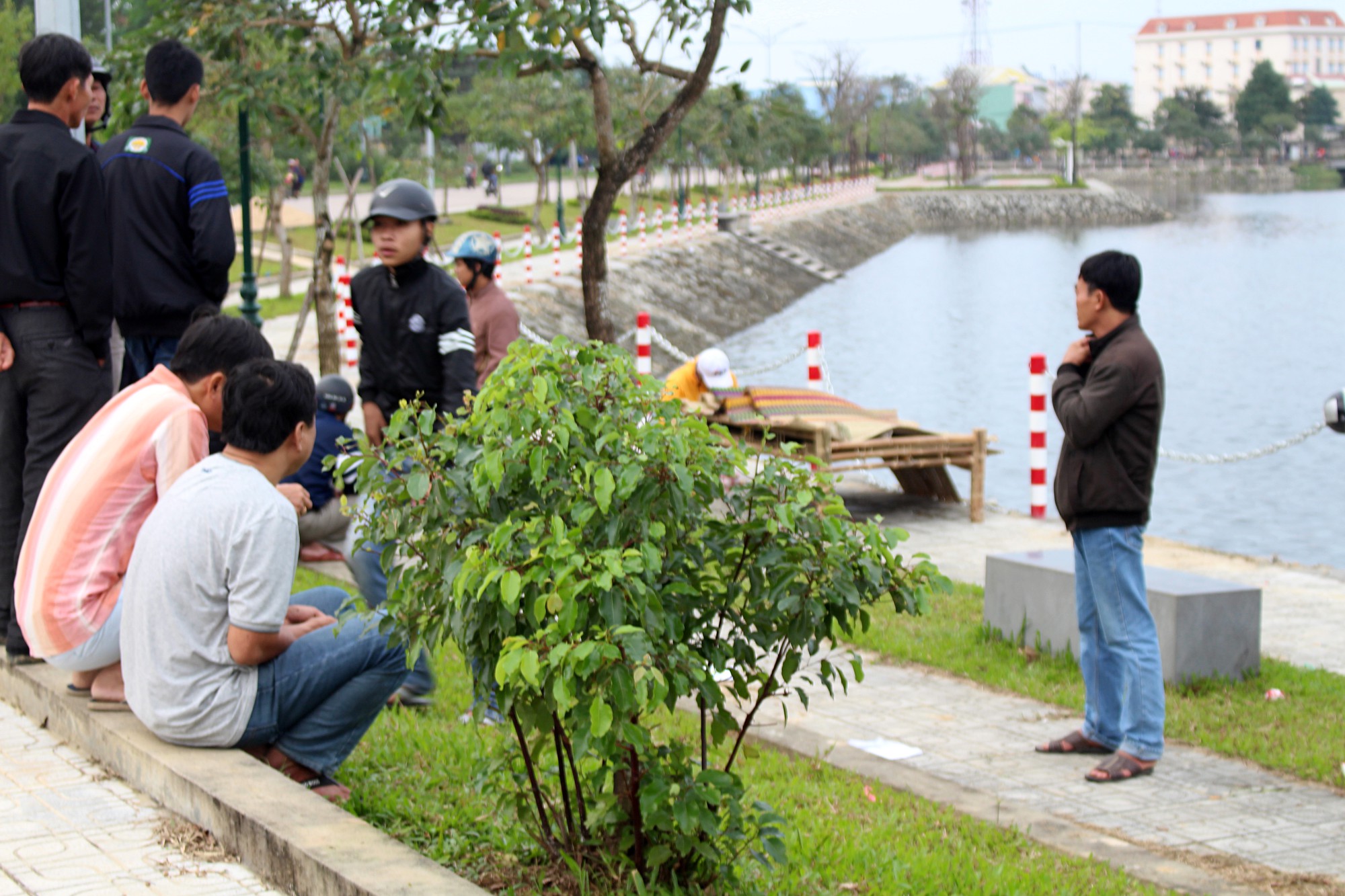 Đi câu cá, hoảng hồn phát hiện xác chết nổi bồng bềnh giữa hồ điều hòa - Ảnh 1.