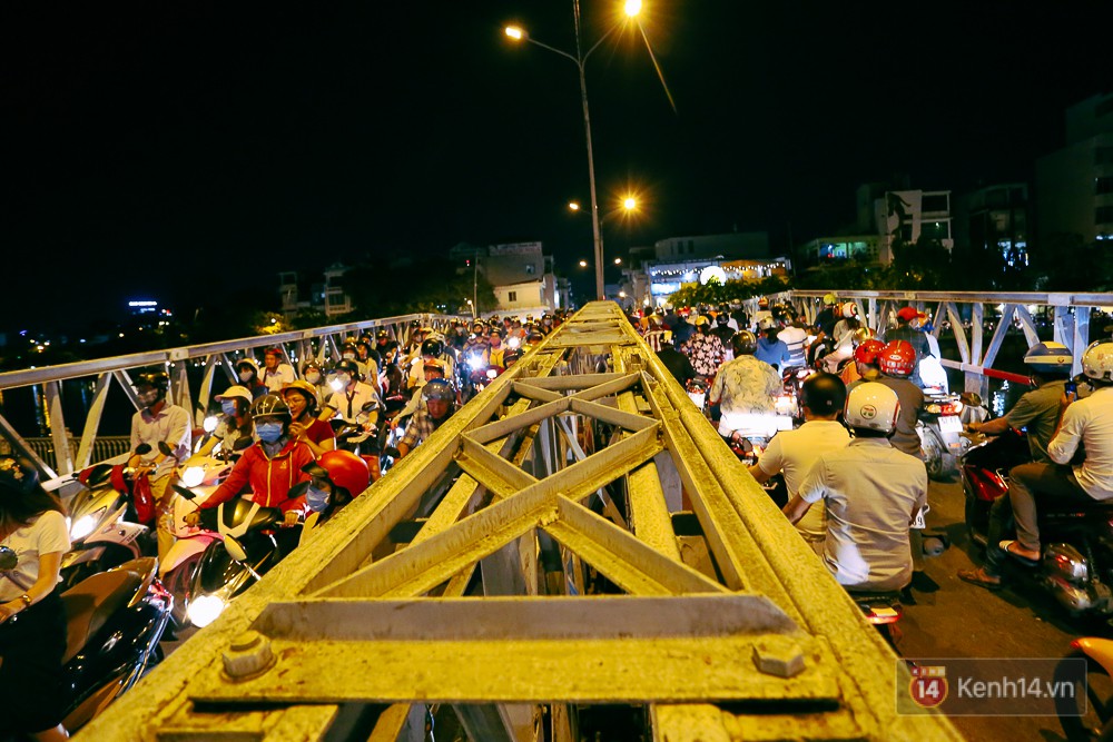 Nghịch lý kỳ lạ ở Sài Gòn: 2 cây cầu song song, người dân chen chúc đến kẹt xe trên cây cầu sắt cũ và hẹp - Ảnh 18. Nghịch lý kỳ lạ ở Sài Gòn: 2 cây cầu song song, người dân chen chúc đến kẹt xe trên cây cầu sắt cũ và hẹp - Ảnh 18.