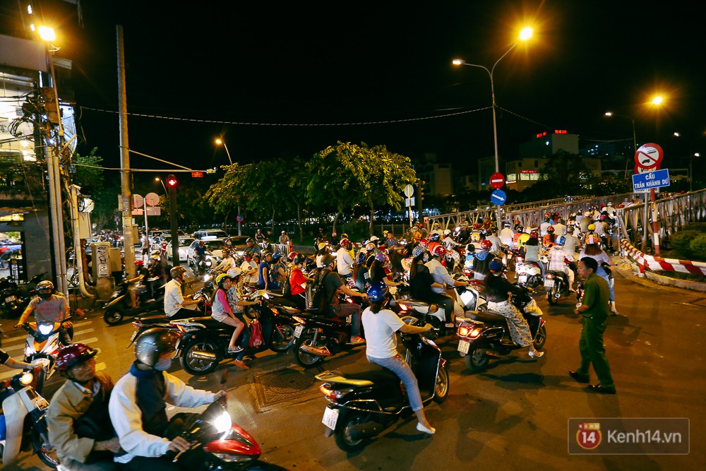 Nghịch lý kỳ lạ ở Sài Gòn: 2 cây cầu song song, người dân chen chúc đến kẹt xe trên cây cầu sắt cũ và hẹp - Ảnh 14. Nghịch lý kỳ lạ ở Sài Gòn: 2 cây cầu song song, người dân chen chúc đến kẹt xe trên cây cầu sắt cũ và hẹp - Ảnh 14.