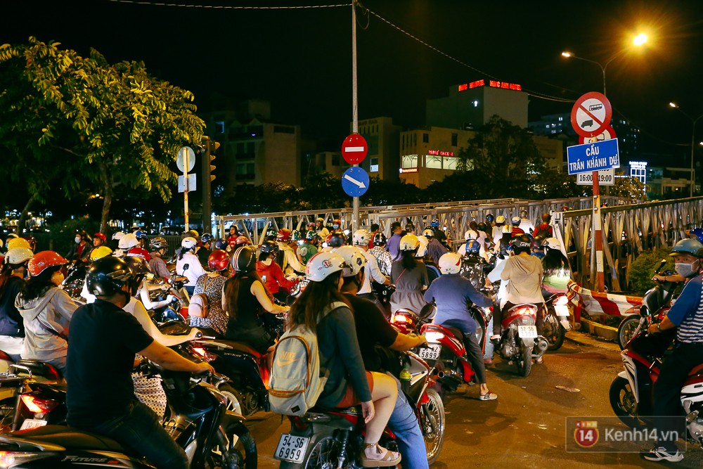 Nghịch lý kỳ lạ ở Sài Gòn: 2 cây cầu song song, người dân chen chúc đến kẹt xe trên cây cầu sắt cũ và hẹp - Ảnh 6. Nghịch lý kỳ lạ ở Sài Gòn: 2 cây cầu song song, người dân chen chúc đến kẹt xe trên cây cầu sắt cũ và hẹp - Ảnh 6.