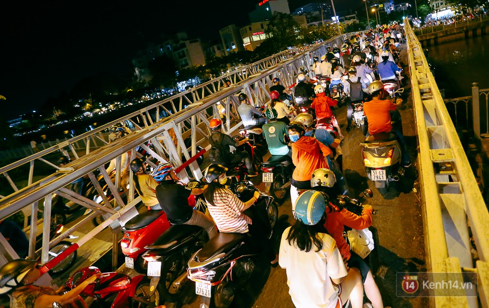Nghịch lý kỳ lạ ở Sài Gòn: 2 cây cầu song song, người dân chen chúc đến kẹt xe trên cây cầu sắt cũ và hẹp - Ảnh 9. Nghịch lý kỳ lạ ở Sài Gòn: 2 cây cầu song song, người dân chen chúc đến kẹt xe trên cây cầu sắt cũ và hẹp - Ảnh 9.