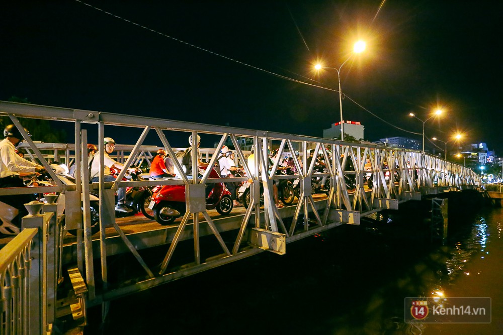 Nghịch lý kỳ lạ ở Sài Gòn: 2 cây cầu song song, người dân chen chúc đến kẹt xe trên cây cầu sắt cũ và hẹp - Ảnh 8. Nghịch lý kỳ lạ ở Sài Gòn: 2 cây cầu song song, người dân chen chúc đến kẹt xe trên cây cầu sắt cũ và hẹp - Ảnh 8.