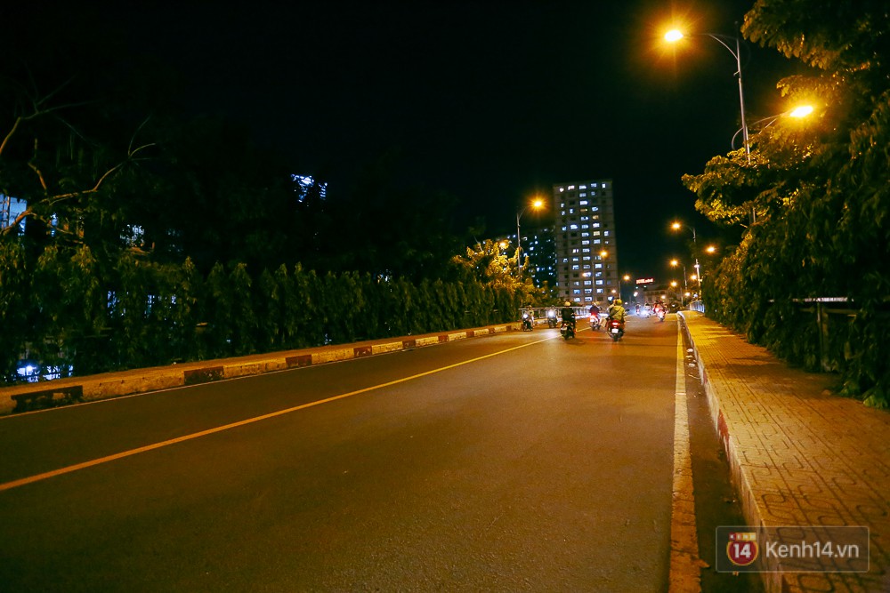 Nghịch lý kỳ lạ ở Sài Gòn: 2 cây cầu song song, người dân chen chúc đến kẹt xe trên cây cầu sắt cũ và hẹp - Ảnh 10. Nghịch lý kỳ lạ ở Sài Gòn: 2 cây cầu song song, người dân chen chúc đến kẹt xe trên cây cầu sắt cũ và hẹp - Ảnh 10.