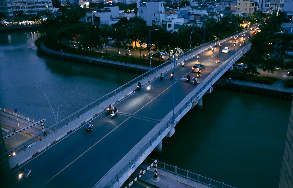 Nghịch lý kỳ lạ ở Sài Gòn: 2 cây cầu song song, người dân chen chúc đến kẹt xe trên cây cầu sắt cũ và hẹp - Ảnh 4. Nghịch lý kỳ lạ ở Sài Gòn: 2 cây cầu song song, người dân chen chúc đến kẹt xe trên cây cầu sắt cũ và hẹp - Ảnh 4.