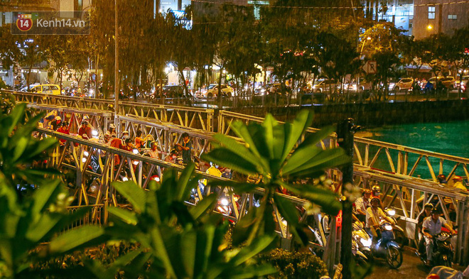 Nghịch lý kỳ lạ ở Sài Gòn: 2 cây cầu song song, người dân chen chúc đến kẹt xe trên cây cầu sắt cũ và hẹp - Ảnh 3.
