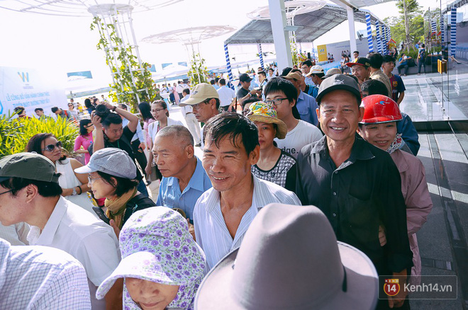 Hàng trăm người dân Sài Gòn háo hức xếp hàng để được lên tàu buýt sông du ngoạn miễn phí - Ảnh 9.