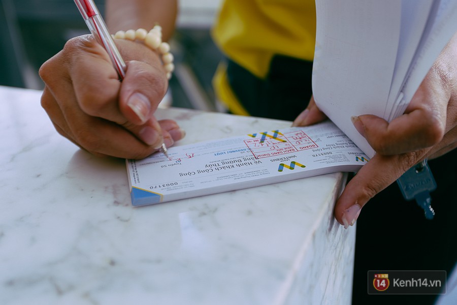 Buýt đường sông ở Sài Gòn cháy vé sau 10 ngày miễn phí, người dân chờ 2 tiếng mới được lên tàu - Ảnh 6. Buýt đường sông ở Sài Gòn cháy vé sau 10 ngày miễn phí, người dân chờ 2 tiếng mới được lên tàu - Ảnh 6.