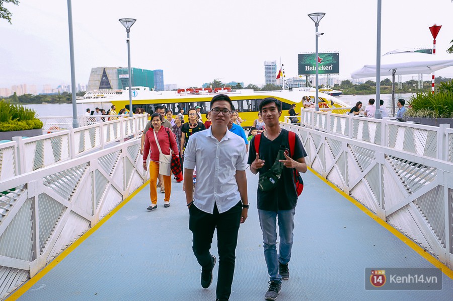 Buýt đường sông ở Sài Gòn cháy vé sau 10 ngày miễn phí, người dân chờ 2 tiếng mới được lên tàu - Ảnh 7. Buýt đường sông ở Sài Gòn cháy vé sau 10 ngày miễn phí, người dân chờ 2 tiếng mới được lên tàu - Ảnh 7.