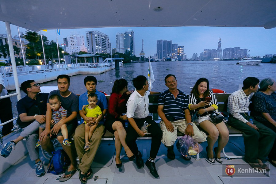 Buýt đường sông ở Sài Gòn cháy vé sau 10 ngày miễn phí, người dân chờ 2 tiếng mới được lên tàu - Ảnh 9. Buýt đường sông ở Sài Gòn cháy vé sau 10 ngày miễn phí, người dân chờ 2 tiếng mới được lên tàu - Ảnh 9.