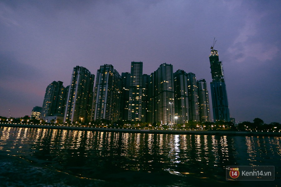 Buýt đường sông ở Sài Gòn cháy vé sau 10 ngày miễn phí, người dân chờ 2 tiếng mới được lên tàu - Ảnh 13. Buýt đường sông ở Sài Gòn cháy vé sau 10 ngày miễn phí, người dân chờ 2 tiếng mới được lên tàu - Ảnh 13.
