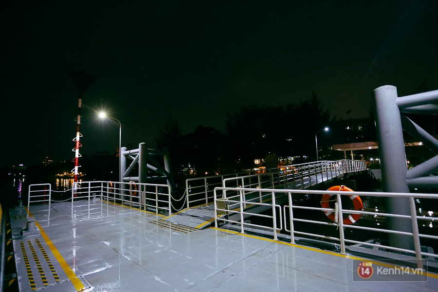 Buýt đường sông ở Sài Gòn cháy vé sau 10 ngày miễn phí, người dân chờ 2 tiếng mới được lên tàu - Ảnh 16. Buýt đường sông ở Sài Gòn cháy vé sau 10 ngày miễn phí, người dân chờ 2 tiếng mới được lên tàu - Ảnh 16.