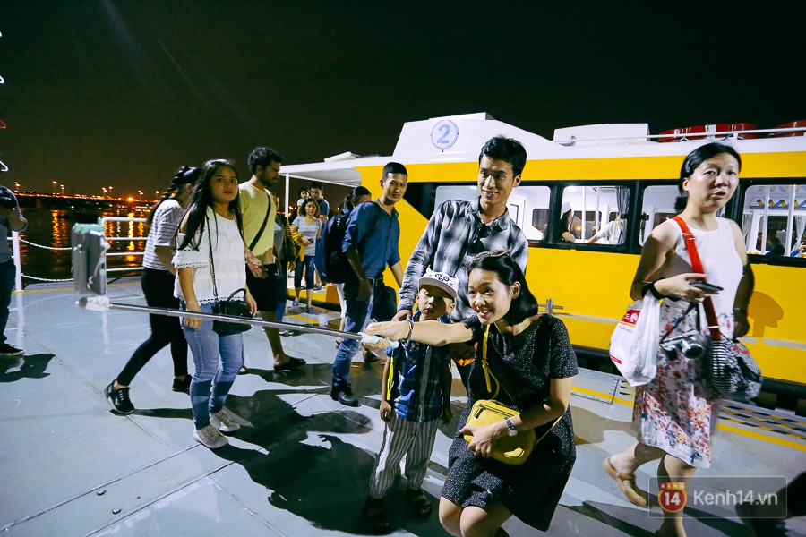 Buýt đường sông ở Sài Gòn cháy vé sau 10 ngày miễn phí, người dân chờ 2 tiếng mới được lên tàu - Ảnh 1. Buýt đường sông ở Sài Gòn cháy vé sau 10 ngày miễn phí, người dân chờ 2 tiếng mới được lên tàu - Ảnh 1.