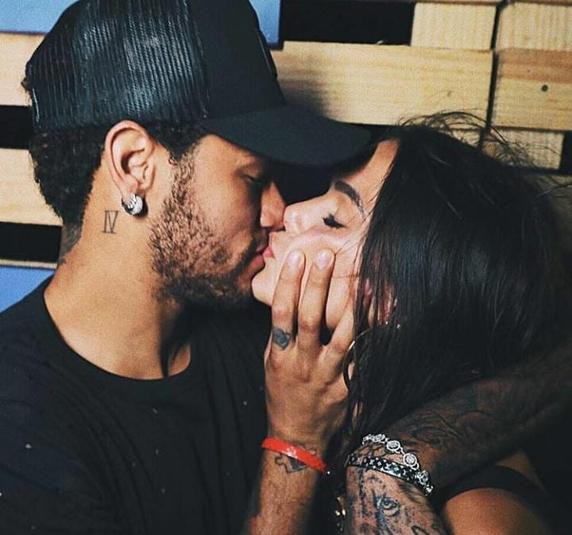 Neymar hôn say đắm bạn gái cũ trên biển đảo Brazil - Ảnh 3.